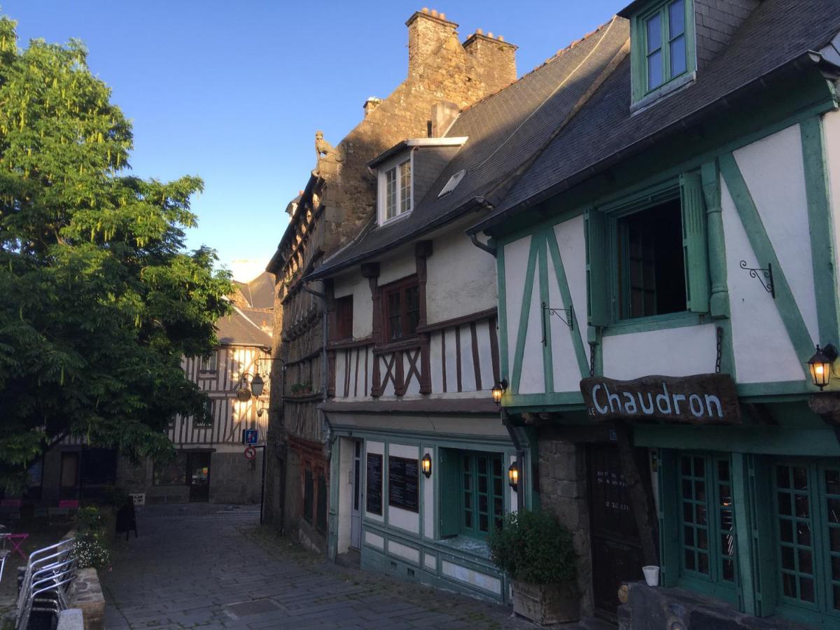 Marie Et Brieuc _ Duplex Lumineux Colore Atypique Face Cathedrale Сен-Бріє Екстер'єр фото